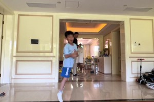 周琦儿子兴奋跳舞 周琦手持衣服入镜快比门框高了😂